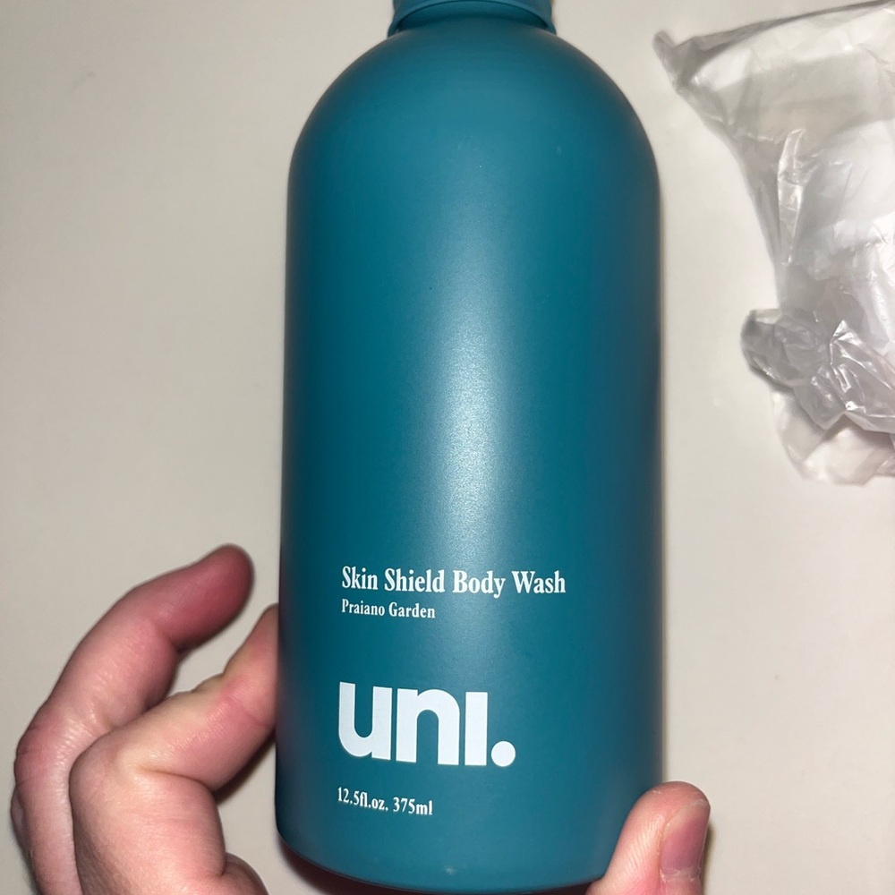 Uni Skin Shield body wash gift set - Picture 2 of 5